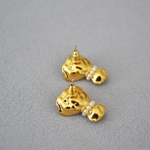Boucles d'oreilles abstraites en métal doré avec perles centrales et tiges en argent 925