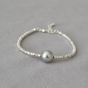 Minimalist silver beaded bracelet with dark grey pearl and adjustable lobster clasp