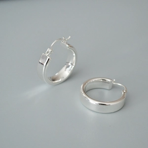 Boucles d'oreilles créoles larges et épaisses en argent au fini poli minimaliste