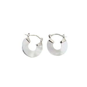 Boucles d'oreilles argentées modernes avec nacre d'iris blanc sur fond blanc épuré