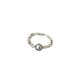 Minimalist elastic ring with irregular crushed silver beads and a grey pearl center