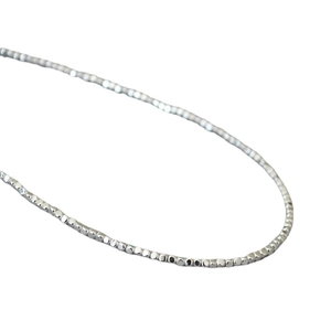 Collier minimaliste en perles d'argent avec pièces d'argent facettées irrégulières