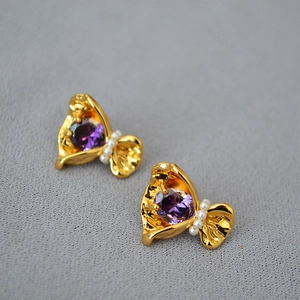 Boucles d'oreilles fleurs plaquées or avec cristaux zircons violets et perles blanches