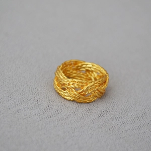 Fashionable hollow braided twist ring in gold-plated brass with vintage woven texture