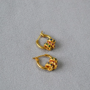 Créoles vintage en laiton doré avec breloques en zircon coloré au style rétro