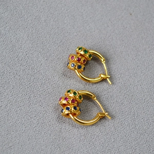 Boucles d'oreilles créoles vintage en laiton doré avec breloques zircon coloré