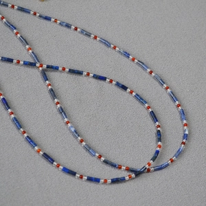Collier artisanal perlé avec lapis-lazuli bleu naturel et perles d'agate rouge