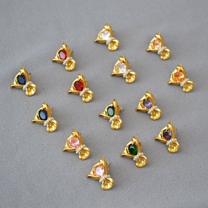 Gros plan de boucles d'oreilles fleurs en zircon coloré plaqué or et perles