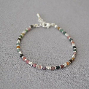 Regenbogen-Edelsteinarmband mit Amazonit Turmalin und Perlen im minimalistischen Design