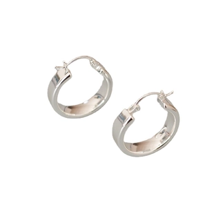 Créoles larges et plates en argent avec fermeture cliquet sûre et style minimaliste