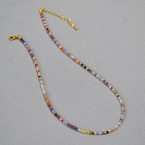 Collier en perles de zircon facettées colorées avec fermoir doré ajustable