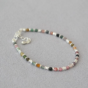 Detailaufnahme des bunten Turmalin-Perlenarmbands mit silbernen Zwischenperlen und Verschluss