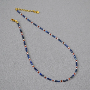 Détail du collier artisanal en lapis-lazuli et agate rouge avec fermoir mousqueton doré