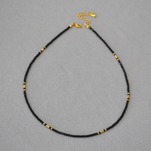 Elegante Halskette mit schwarzen Spinellperlen und goldenen Akzenten mit Verschluss