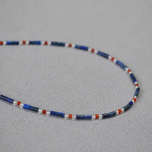 Collier artisanal rétro avec perles de lapis-lazuli bleu et agate rouge