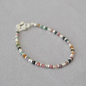 Makro-Detail von buntem Turmalin-Perlenarmband mit Silber-Zwischenstücken und Karabiner