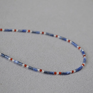 Collier artisanal perlé avec lapis-lazuli bleu et agate rouge au style vintage