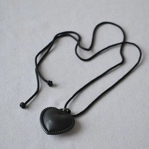 Collier Pendentif Coeur en Cuir Artificiel Noir Vintage pour Femmes Style Coréen Corde Tressée Torsadée Bijoux de Mode Longs
