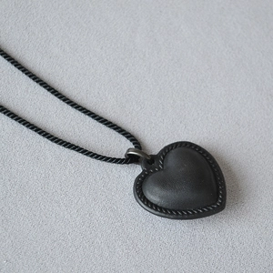 Collier vintage avec pendentif cœur 3D en cuir noir et bordure torsadée