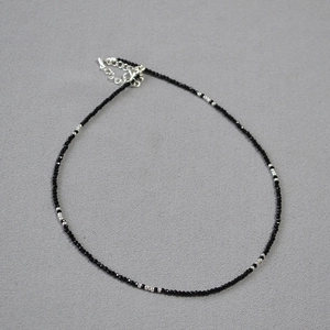Detailansicht der zierlichen schwarzen Spinell-Halskette mit Hummerverschluss und Kette