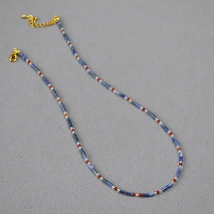 Vue détaillée du collier en perles de lapis-lazuli et agate rouge avec fermoir doré