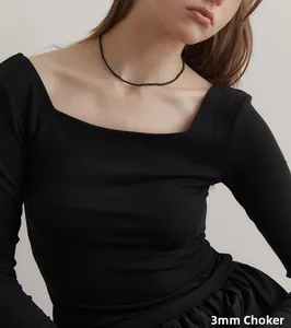 Elegante collana di perle di agata nera da 3mm indossata da una modella chic