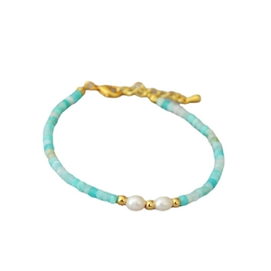 Handgemachtes Amazonit-Perlenarmband mit weißen Perlen und goldfarbenem Verschluss