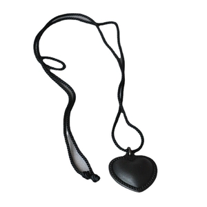 Collier vintage en cuir noir avec pendentif cœur, bords tressés et chaîne corde