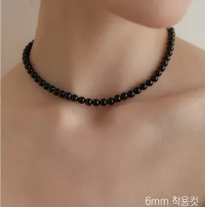 Dettaglio della collana con perle di onice nera da 6mm con finitura lucida sul collo