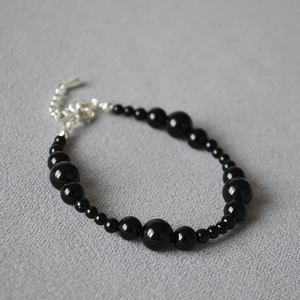 Elegant black agate beaded bracelet with gradient sizes and silver lobster clasp