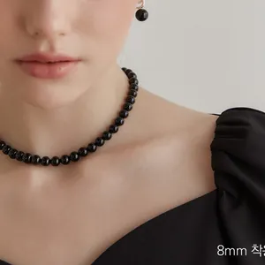 Dettaglio della collana di perle di onice nera da 8 mm con orecchini coordinati