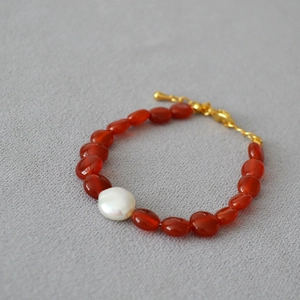 Collier vintage avec perles d'agate rouge et une perle baroque avec fermoir doré