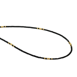 Elegante Halskette mit schwarzen facettierten Spinell-Perlen und goldenen Akzenten auf Weiß