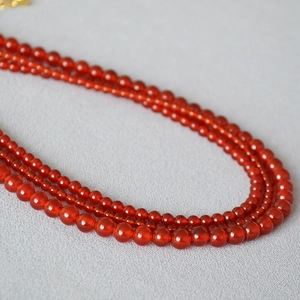 Détail macro de perles d'agate rouge en couches avec texture translucide et polie