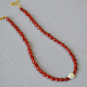 Collier en perles baroques et agate rouge avec fermoir mousqueton doré et rallonge
