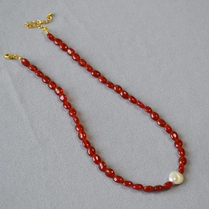 Collier en perles baroques et agate rouge avec chaîne d'extension dorée pour femme