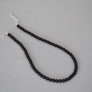 Elegante collana di perline di agata nera con chiusura a moschettone regolabile