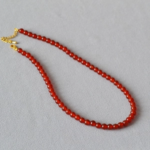 Collier élégant en perles d'agate rouge avec fermoir doré ajustable pour femmes
