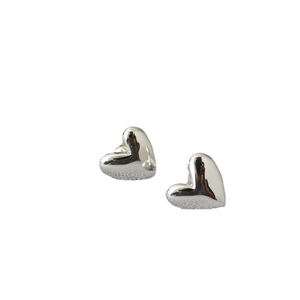 Polierte silberne Herzohrstecker im minimalistischen Stil für den Alltag