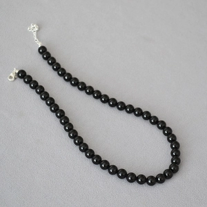 Dettaglio dell'elegante collana di onice nera con chiusura a moschettone e catena regolabile