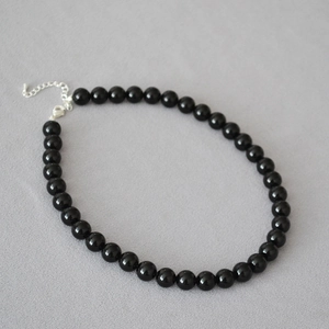 Dettaglio collana con perline di onice nero con chiusura a moschettone e catena d'estensione