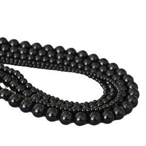 Elegante collana di perle di agata nera con pietre lucide in varie dimensioni