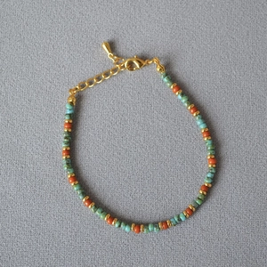 Bracelet perlé bohème avec perles turquoise, oranges et fermoir mousqueton doré
