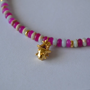 Collier en perles fuchsia et blanc avec pendentif fruit du dragon doré pour l'été