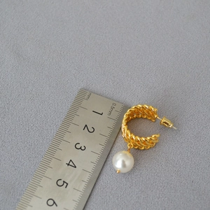 Elegant gold braided hoop earrings with white pearls and 925 silver needle, 20mm size