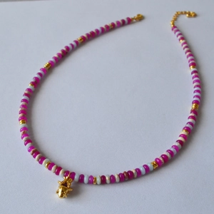 Détails d'un collier de perles fait main avec pendentifs et fermoir homard