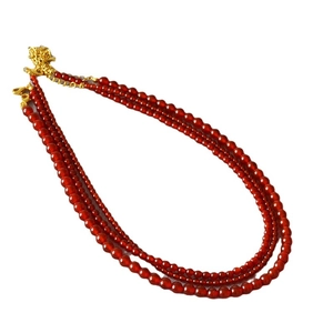 Collier trois rangs en perles d'agate rouge avec pendentif animal porte-bonheur doré