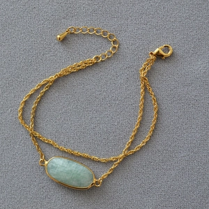 Bracciale a doppia catena dorata retrò con pietra verde chiaro irregolare e chiusura a moschettone