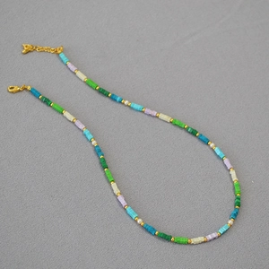 Collana con Perline Quadrate in Turchese Sintetico Colorato a Mano Finta Perla Artificial Catena a Clavicola in Tonalità Oro Donna