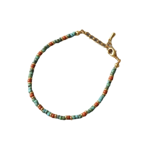 Bracelet perlé bohème aux accents turquoise et corail avec fermoir mousqueton doré